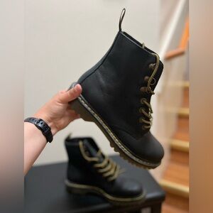 •DR MARTENS• Luana Boot Black Leather Slip Oil Resistant Soft Sole Floral